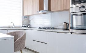 Modern & Luxurious Apartment - Prime Location